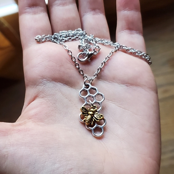 New *RARE* Silver Honeycomb Bumble Bee Necklace - Picture 7 of 10
